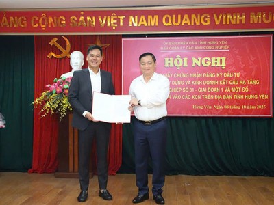 Ông Nguyễn Khắc Thận, Chủ tịch UBND tỉnh Hưng Yên trao Giấy chứng nhận đăng ký đầu tư Dự án đầu tư xây dựng và kinh doanh kết cấu hạ tầng Khu công nghiệp số 01 - giai đoạn 1. Ảnh: Phạm Đăng