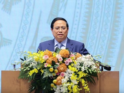 Thủ tướng đề nghị các đại biểu dự hội nghị chia sẻ tư duy, tầm nhìn hành động, góp ý cho Chính phủ những vấn đề còn vướng mắc, những việc chưa làm được với tinh thần doanh nhân là chiến sĩ, "đâu cần, đâu khó có doanh nhân, cùng cả nước biến không thành có, biến khó thành dễ, biến không thể thành có thể". Ảnh: VGP