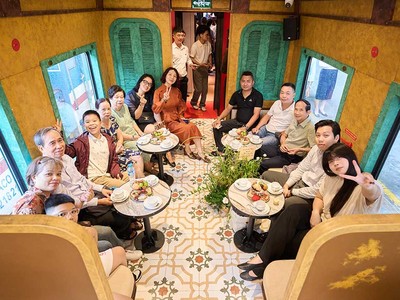 Du khách trải nghiệm đoàn tàu văn hóa, du lịch Hà Nội 5 của ô - The Hanoi Train 