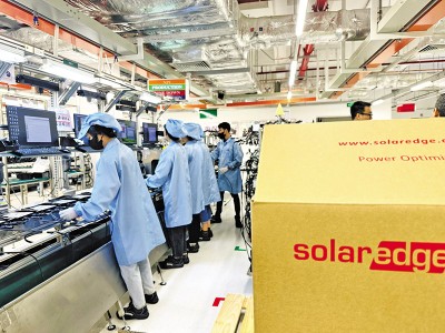 Sản xuất thiết bị điện tại nhà máy của Công ty SolarEdge (Hoa Kỳ) tại Khu công nghệ cao TP.HCM. Ảnh: Lê Toàn