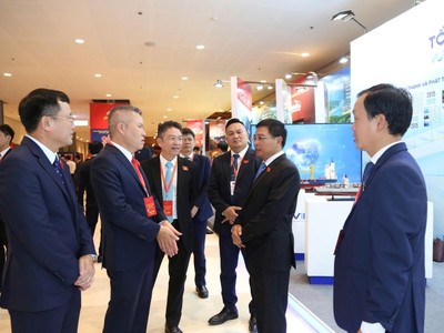 Bộ trưởng Nguyễn Văn Thắng tham quan khu triển lãm của các doanh nghiệp thuộc Bộ Tài chính 