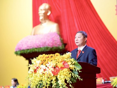 Ông Dương Anh Đức, Trưởng Ban Tuyên giáo và Dân vận Thành ủy TP.HCM trình bày báo cáo tổng hợp ý kiến góp ý dự thảo các Văn kiện trình Đại hội XIV của Đảng. Ảnh: BTC.