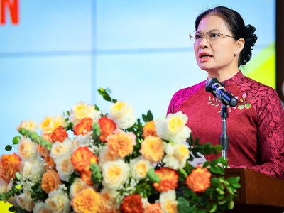 Bà Hà Thị Nga, Phó chủ tịch Ủy ban Trung ương Mặt trận Tổ quốc Việt Nam phát biểu tại sự kiện.