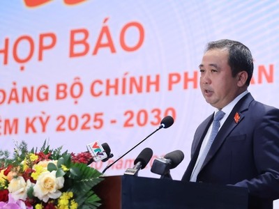 Quyền Bộ trưởng Bộ Nông nghiệp và Môi trường Trần Đức Thắng trao đổi tại cuộc họp báo.