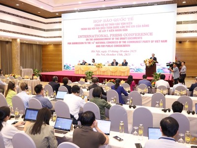 Toàn cảnh cuộc Họp báo quốc tế công bố Dự thảo các văn kiện trình Đại hội đại biểu toàn quốc lần thứ XIV của Đảng để lấy ý kiến cán bộ, đảng viên và Nhân dân