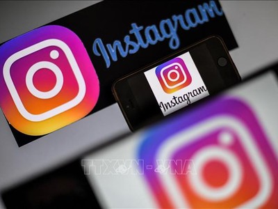 Ứng dụng Instagram được cài trên màn hình điện thoại. Ảnh: AFP/TTXVN