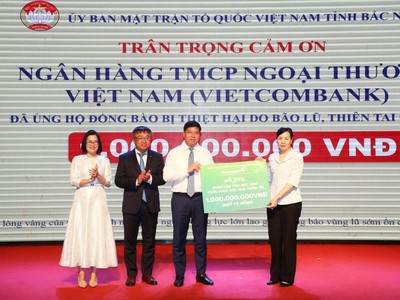 Đại diện Vietcombank, ông Hồng Quang - Thành viên HĐQT, Chủ tịch Công đoàn Vietcombank (thứ 3, từ trái sang) trao ủng hộ 1 tỷ đồng thông qua UB MTTQ tỉnh Bắc Ninh
