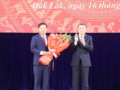 Ông Lê Minh Hưng trao quyết định của Bộ Chính trị chỉ định ông Lương Nguyễn Minh Triết giữ chức Bí thư Tỉnh ủy Đắk Lắk.