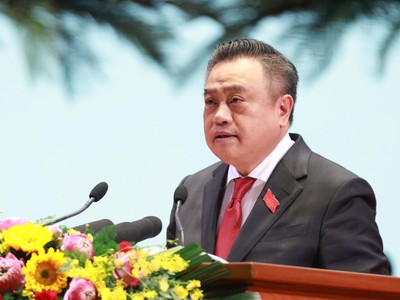 Chủ tịch UBND Thành phố Hà Nội Trần Sỹ Thanh trình bày Báo cáo kiểm điểm công tác lãnh đạo, chỉ đạo của Ban Chấp hành Đảng bộ Thành phố Hà Nội khóa XVII, nhiệm kỳ 2020-2025 tại Đại hội.