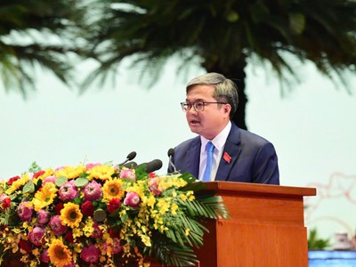 Phó Chủ tịch UBND Thành phố Hà Nội Trương Việt Dũng trình bày tham luận tại Đại hội.