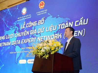 Thiếu tướng Nguyễn Ngọc Cương, Giám đốc Trung tâm Dữ liệu Quốc gia, Phó chủ tịch Hiệp hội Dữ liệu Quốc gia phát biểu tại sự kiện công bố Mạng lưới Chuyên gia Dữ liệu Toàn cầu (VDEN).
