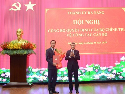 Ông Lê Minh Hưng - Trưởng Ban Tổ chức Trung ương trao quyết định của Bộ Chính trị chỉ định ông Lê Ngọc Quang giữ chức Bí thư Thành uỷ Đà Nẵng.