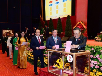 Các đại biểu bỏ phiếu bầu Ban chấp hành Đảng bộ Thành phố Hà Nội khóa XVIII.