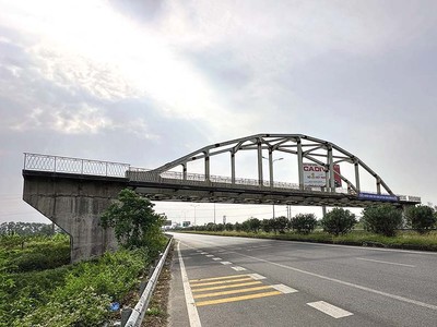 Một cầu đường sắt thi công dang dở qua khu vực Bắc Ninh. Ảnh: Hữu Nghị 