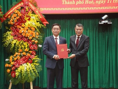 Ông Lê Minh Hưng - Trưởng Ban Tổ chức Trung ương trao quyết định cho ông Nguyễn Đình Trung