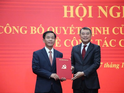 Ông Lê Minh Hưng, Ủy viên Bộ Chính trị, Bí thư Trung ương Đảng, Trưởng Ban Tổ chức Trung ương trao Quyết định của Bộ Chính trị điều động, chỉ định ông Nguyễn Văn Phương (trái ảnh) giữ chức vụ Bí thư Tỉnh ủy Quảng Trị.