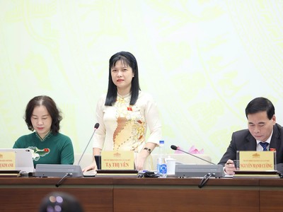 Phó chủ nhiệm Ủy ban Công tác đại biểu Tạ Thị Yên trả lời báo chí. Ảnh: Duy Linh. 