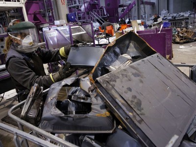 Công nhân xử lý rác thải điện tử tại một nhà máy ở Osorno, miền bắc Tây Ban Nha. Ảnh: AFP/ TTXVN