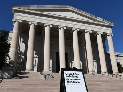 Bảng thông báo đóng cửa tại Phòng trưng bày Nghệ thuật quốc gia ở Washington, D.C., Mỹ ngày 5/10/2025. Ảnh: THX/TTXVN