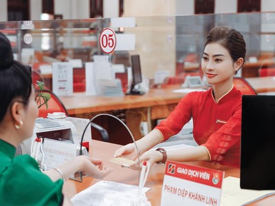 Ngành ngân hàng đang đẩy mạnh ứng dụng công nghệ và chuyển đổi số, nhưng phòng giao dịch vẫn là “điểm chạm” quan trọng