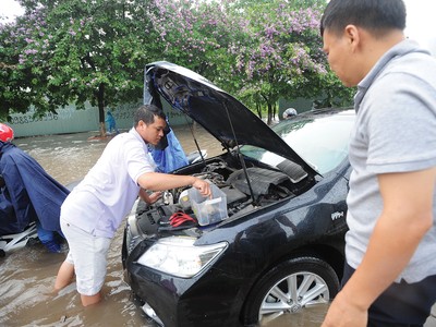 Mưa lớn sau bão số 10 và 11 khiến hàng loạt khu vực bị ngập sâu, hàng nghìn ô tô bị thủy kích 