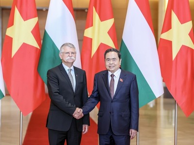 Chủ tịch Quốc hội Trần Thanh Mẫn đón Chủ tịch Quốc hội Hungary Kover Laszlo. 