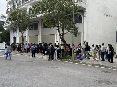 Dù đông người tới nộp hồ sơ nhưng không có tình trạng chen lấn, xô đẩy, xích mích.