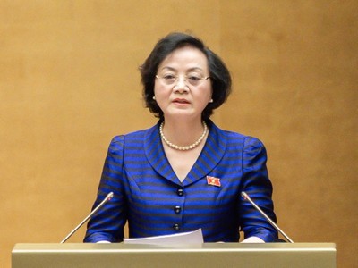 Bộ trưởng Bộ Nội vụ Phạm Thị Thanh Trà thay mặt Chính phủ trình Quốc hội xem xét Luật Viên chức (sửa đổi). Ảnh: Hồng Phong