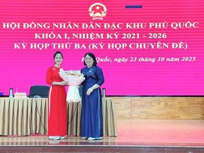 Bà Đặng Thị Hồng Gấm, Phó Bí thư Thường trực Đảng ủy, Chủ tịch HĐND đặc khu Phú Quốc (bên phải) tặng hoa chúc mừng bà Nguyễn Thị Kim Loan.