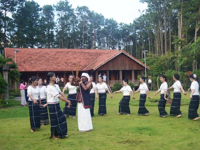 Làng Văn hóa Churu tại xã Quảng Lập, tỉnh Lâm Đồng là mô hình tiêu biểu gắn bảo tồn, phát huy giá trị văn hóa truyền thống của các dân tộc thiểu số gắn với phát triển du lịch.