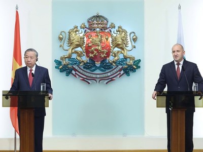 Tổng Bí thư Tô Lâm và Tổng thống Cộng hòa Bulgaria Rumen Radev chủ trì buổi gặp gỡ báo chí thông báo kết quả hội đàm. (Ảnh: Thống Nhất/TTXVN).