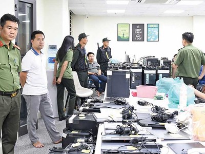 Khám xét thu giữ nhiều tang vật vụ lừa đảo tiền ảo do Nguyễn Văn Hạ cầm đầu.