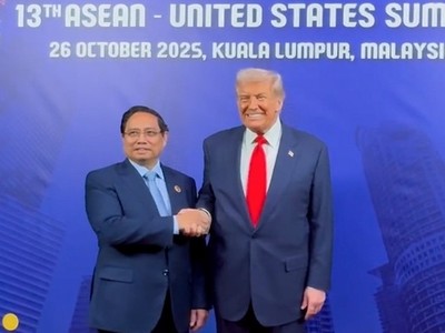 Thủ tướng Chính phủ Phạm Minh Chính có cuộc tiếp xúc ngắn với Tổng thống Hoa Kỳ Donald Trump bên lề Hội nghị Cấp cao ASEAN - Hoa Kỳ. Ảnh: VGP