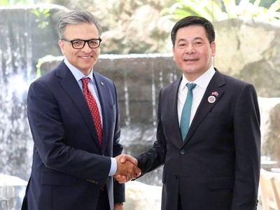 Bộ trưởng Công thương Việt Nam và Chủ tịch kiêm Giám đốc điều hành Hội đồng Kinh doanh Canada, Goldy Hyder .