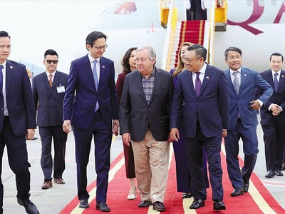 Tổng thư ký Liên hợp quốc António Guterres đến Việt Nam tham dự Lễ mở ký Công ước Hà Nội. Ảnh: TTXVN 