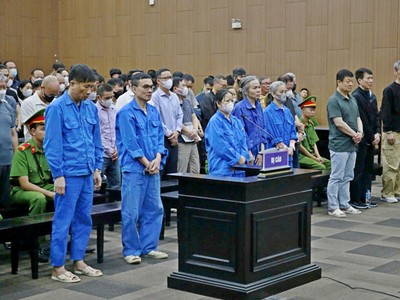 Xét xử nhiều cựu lãnh đạo trong vụ mang hàng triệu USD đi đánh bạc 