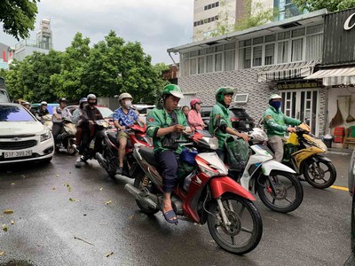 TP.HCM đang ráo riết chuyển đổi xanh đặc biệt xe công nghệ. 