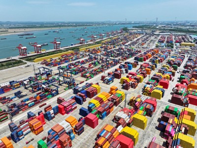 Quang cảnh cảng hàng hóa ở tỉnh Giang Tô, Trung Quốc. Ảnh: THX/TTXVN