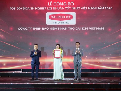 Bà Nguyễn Thị Thanh Nhã – Phó Tổng Giám đốc Tài Chính, đại diện Dai-ichi Life Việt Nam vinh dự nhận giải thưởng “Top 500 Doanh nghiệp Lợi nhuận tốt nhất Việt Nam 2025”