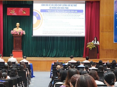 Cơ quan Thuế hướng dẫn, cảnh báo các biện pháp cưỡng chế nợ thuế. Ảnh: Việt Dũng