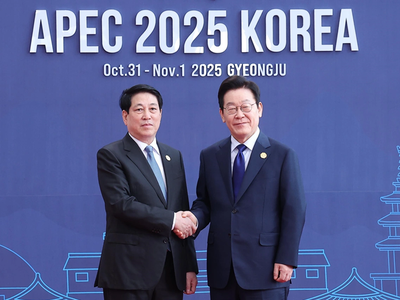 Tổng thống Hàn Quốc Lee Jae Myung đón Chủ tịch nước Lương Cường. Ảnh: Lâm Khánh.