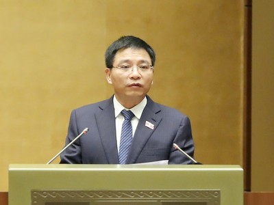 Bộ trưởng Bộ Tài chính Nguyễn Văn Thắng trình bày tờ trình các dự án luật. Ảnh Duy Linh. 