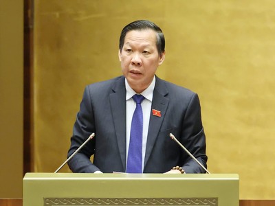 Chủ nhiệm Uỷ ban Kinh tế và Tài chính Phan Văn Mãi trình bày báo cáo thẩm tra. Ảnh: Duy Linh. 