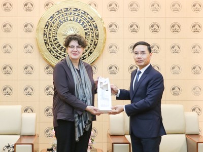 Chủ tịch UBND thành phố Phạm Đức Ấn tặng quà lưu niệm cho bà Helga Margarete Barth.