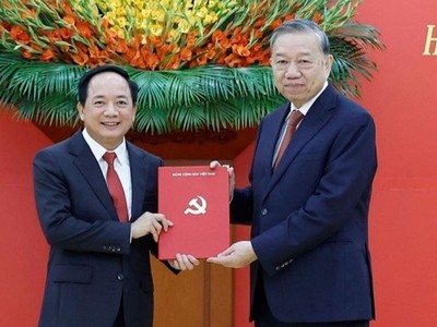 Tổng Bí thư Tô Lâm trao Quyết định của Bộ Chính trị điều động, phân công, bổ nhiệm đồng chí Trịnh Văn Quyết giữ chức Trưởng Ban Tuyên giáo và Dân vận Trung ương. (Ảnh: Thống Nhất/TTXVN).