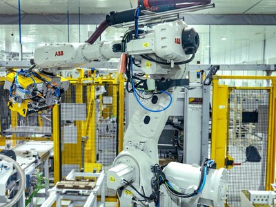 Hải Phòng đang tập trung xây dựng hệ sinh thái đào tạo và thu hút nhân tài chất lượng cao trong lĩnh vực điện tử, bán dẫn. Trong ảnh là dây chuyền sản xuất tự động tại Nhà máy Vinfast thuộc khu kinh tế Đình Vũ - Cát Hải, Hải Phòng.