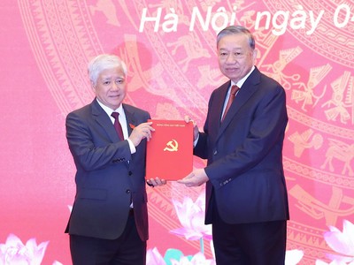 Tổng Bí thư Tô Lâm trao quyết định cho ông Đỗ Văn Chiến - Ảnh: Duy Linh. 