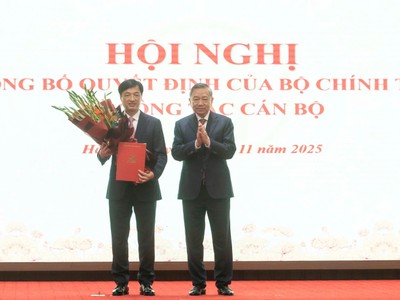 Tổng Bí thư Tô Lâm trao quyết định cho ông Nguyễn Duy Ngọc.