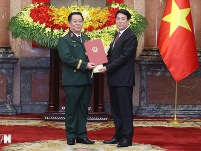 Chủ tịch nước Lương Cường trao Quyết định bổ nhiệm đồng chí Nguyễn Trọng Nghĩa giữ chức Chủ nhiệm Tổng cục Chính trị Quân đội nhân dân Việt Nam, đồng thời thăng quân hàm từ Thượng tướng lên Đại tướng. (Ảnh: Lâm Khánh/TTXVN).