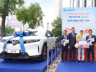 Anh Nguyễn Văn Hoà - khách hàng may mắn nhất trúng giải đặc biệt của chương trình